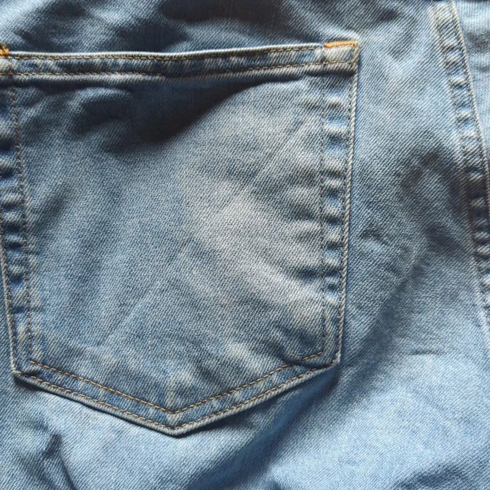 Everlane Original Cheeky Jean in Stone-washed Sky - Picture 14 of 16